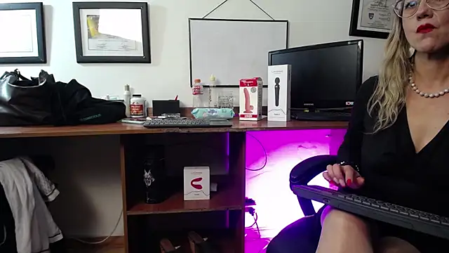 Snapshot of GretaVoss_ chatting on January 17, 8:01 pm GretaVoss online show from January 17, 8:01 pm