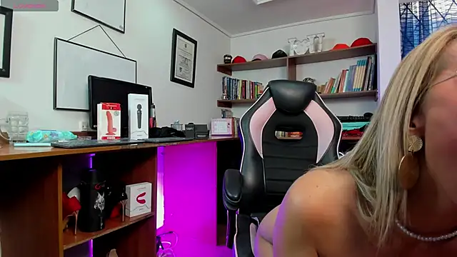 Snapshot of GretaVoss_ chatting on February 3, 7:19 pm GretaVoss online show from February 3, 7:19 pm