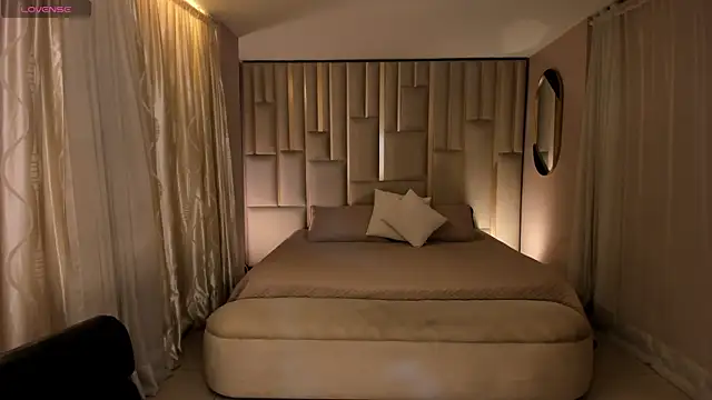 Snapshot of LucyWeiss_ chatting on October 10, 8:52 pm LucyWeiss online show from October 10, 8:52 pm