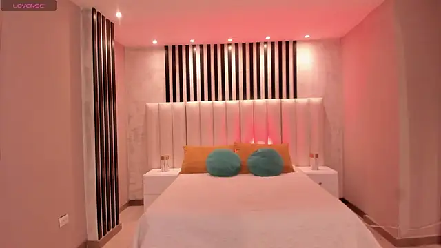 Snapshot of LucyWeiss_ chatting on November 12, 8:41 pm LucyWeiss online show from November 12, 8:41 pm