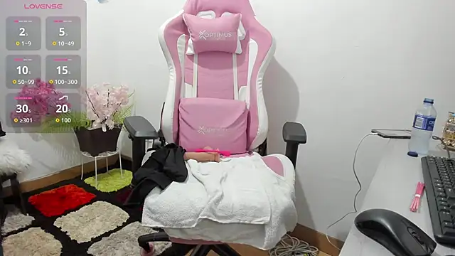 Snapshot of dalila_kemur chatting on November 15, 3:04 am dalila kemur online show from November 15, 3:04 am