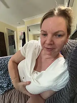 Snapshot of aussiepeaches chatting on February 3, 4:10 am aussiepeaches online show from February 3, 4:10 am