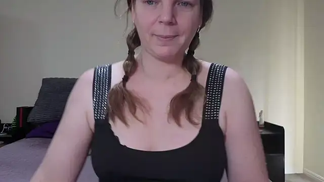 Snapshot of aussiepeaches chatting on February 10, 1:43 am aussiepeaches online show from February 10, 1:43 am