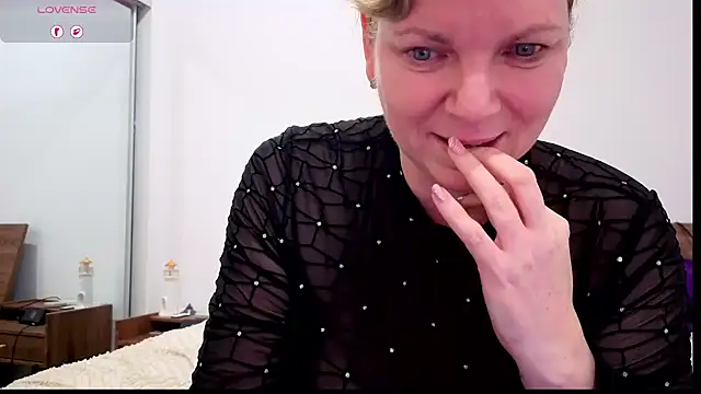 Snapshot of aussiepeaches chatting on July 1, 11:01 am aussiepeaches online show from July 1, 11:01 am