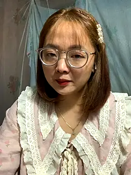 Snapshot of July-y chatting on October 2, 3:41 pm July-y online show from October 2, 3:41 pm