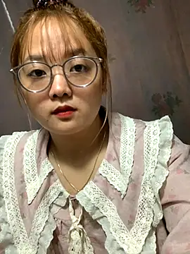 Snapshot of July-y chatting on October 3, 3:47 am July-y online show from October 3, 3:47 am