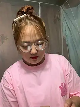 Snapshot of July-y chatting on October 5, 1:53 pm July-y online show from October 5, 1:53 pm