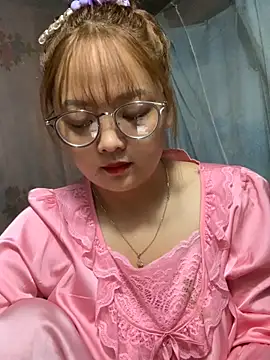 Snapshot of July-y chatting on October 6, 2:53 am July-y online show from October 6, 2:53 am