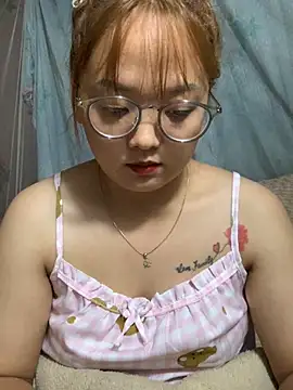 Snapshot of July-y chatting on October 6, 2:58 pm July-y online show from October 6, 2:58 pm