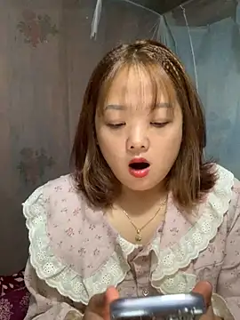 Snapshot of July-y chatting on October 16, 3:07 am July-y online show from October 16, 3:07 am