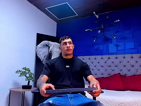 Snapshot of adrian_ray chatting on September 10, 12:21 am adrian ray online show from September 10, 12:21 am