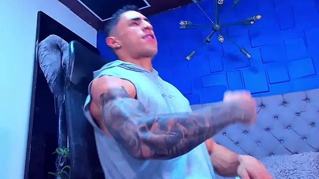 Snapshot of adrian_ray chatting on November 5, 12:43 am adrian ray online show from November 5, 12:43 am