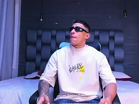 Snapshot of adrian_ray chatting on November 29, 12:08 pm adrian ray online show from November 29, 12:08 pm