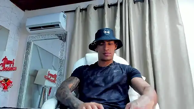 Snapshot of adrian_ray chatting on December 5, 6:04 pm adrian ray online show from December 5, 6:04 pm