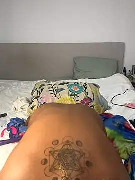 Snapshot of x_deluLuz_x chatting on October 29, 7:21 am x deluLuz x online show from October 29, 7:21 am