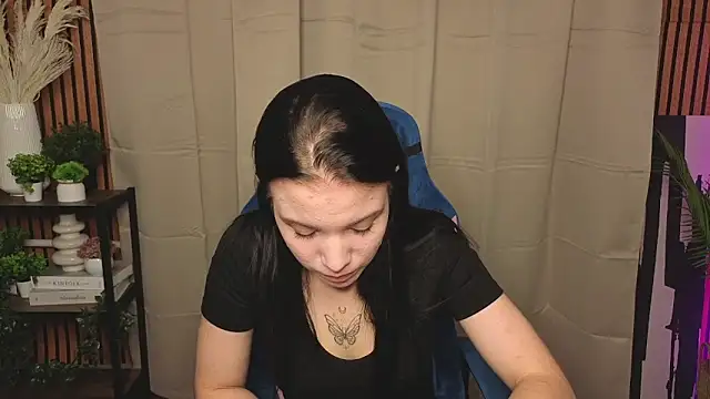 LauraHale online show from November 7, 12:05 pm