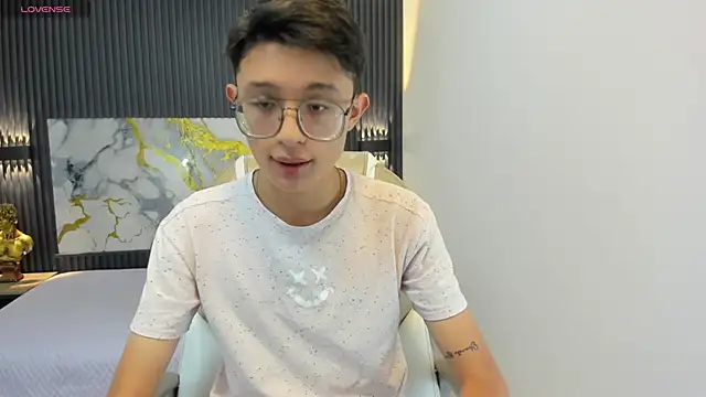 SantiagoRusso18 online show from September 16, 12:06 pm