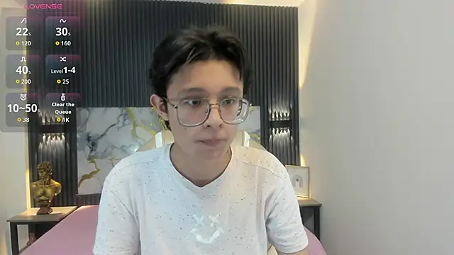 SantiagoRusso18 online show from November 17, 1:33 am