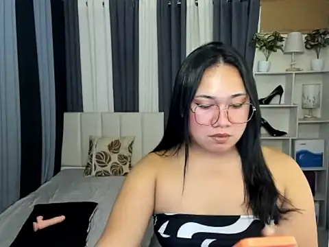 TsUncutKaren online show from February 25, 6:06 pm