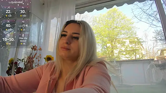 Ella Vee online show from April 15, 5:47 am