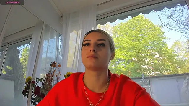 Snapshot of Ella_Vee chatting on April 23, 5:19 am Ella Vee online show from April 23, 5:19 am