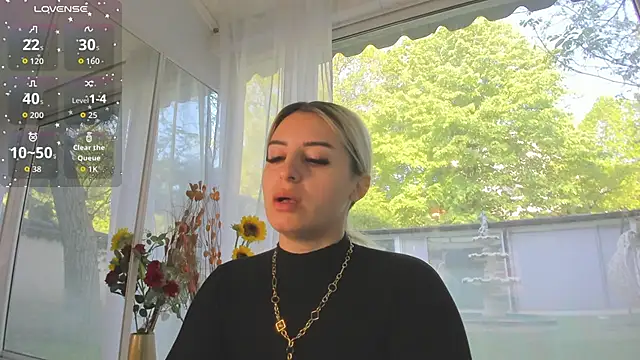 Snapshot of Ella_Vee chatting on April 28, 5:45 am Ella Vee online show from April 28, 5:45 am