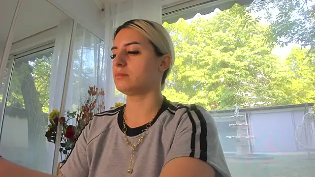 Snapshot of Ella_Vee chatting on May 6, 6:08 am Ella Vee online show from May 6, 6:08 am