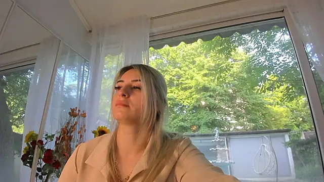 Snapshot of Ella_Vee chatting on May 11, 4:40 am Ella Vee online show from May 11, 4:40 am