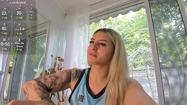 Snapshot of Ella_Vee chatting on June 1, 6:04 am Ella Vee online show from June 1, 6:04 am