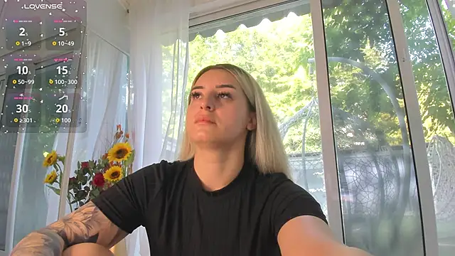 Snapshot of Ella_Vee chatting on June 6, 5:23 am Ella Vee online show from June 6, 5:23 am