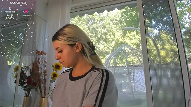 Snapshot of Ella_Vee chatting on June 27, 6:40 am Ella Vee online show from June 27, 6:40 am