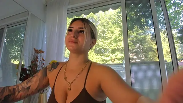 Snapshot of Ella_Vee chatting on July 8, 5:45 am Ella Vee online show from July 8, 5:45 am