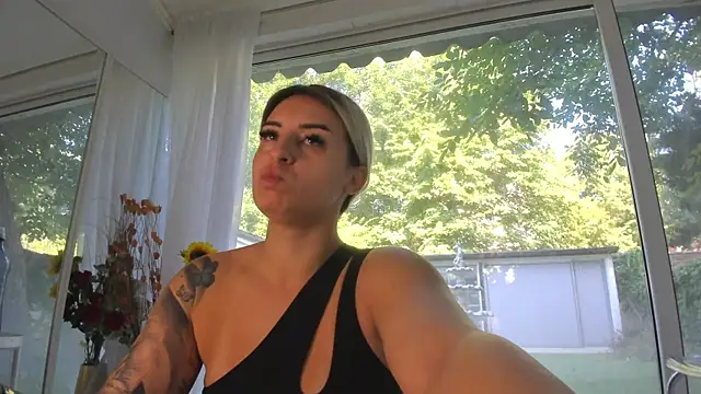 Snapshot of Ella_Vee chatting on July 10, 6:17 am Ella Vee online show from July 10, 6:17 am