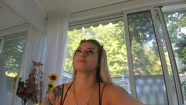Snapshot of Ella_Vee chatting on July 11, 5:21 am Ella Vee online show from July 11, 5:21 am