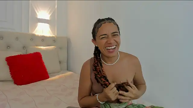 Snapshot of charlotte_dante212 chatting on July 14, 2:12 pm charlotte dante212 online show from July 14, 2:12 pm