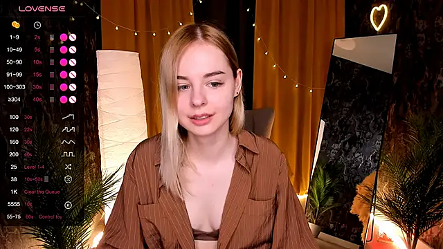 Snapshot of LillianShine chatting on April 26, 7:50 am LillianShine online show from April 26, 7:50 am