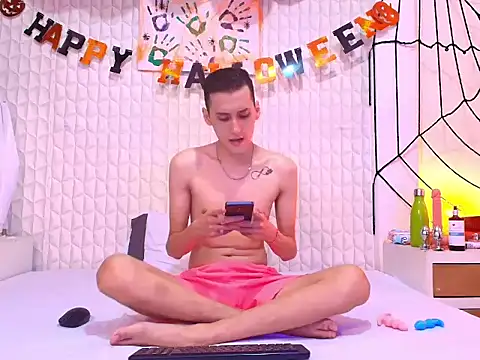 Snapshot of LuigiMarchetti chatting on October 29, 7:43 am LuigiMarchetti online show from October 29, 7:43 am