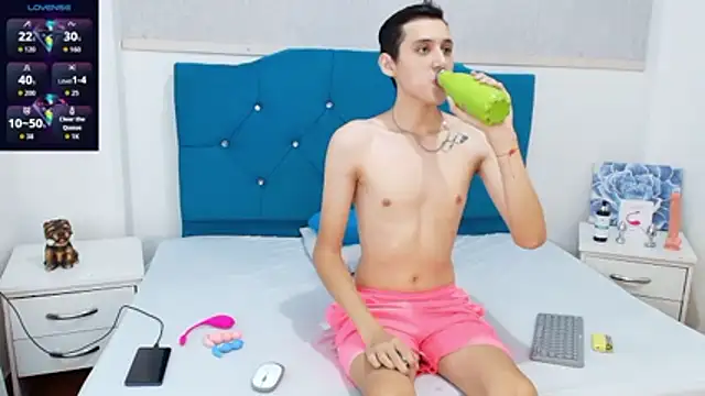 Snapshot of LuigiMarchetti chatting on December 5, 7:43 pm LuigiMarchetti online show from December 5, 7:43 pm