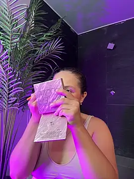 Tayler Kim online show from April 5, 5:43 pm