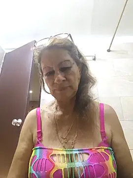 Snapshot of MaryLunne chatting on February 18, 11:33 pm MaryLunne online show from February 18, 11:33 pm