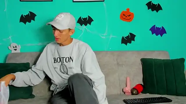 Snapshot of Maikol_Ortiz chatting on October 31, 12:28 pm Maikol Ortiz online show from October 31, 12:28 pm