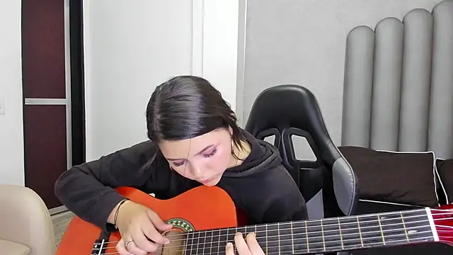 Snapshot of Charlotte-Star chatting on December 5, 8:05 pm Charlotte-Star online show from December 5, 8:05 pm