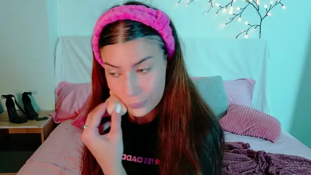 Snapshot of Bella_Davis_love chatting on December 4, 1:04 am Bella Davis love online show from December 4, 1:04 am