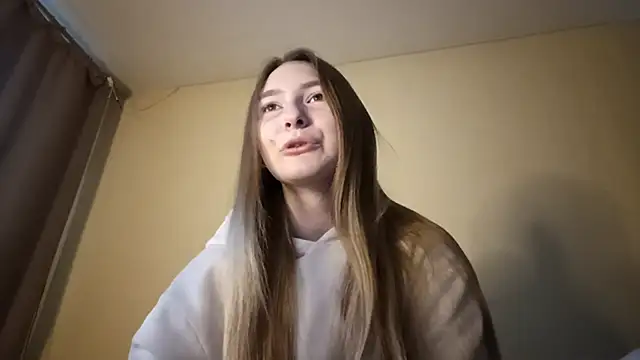 Snapshot of Nymera_flare chatting on November 28, 6:27 am Nymera flare online show from November 28, 6:27 am