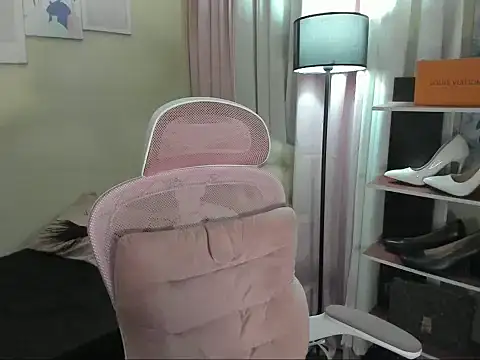 Snapshot of Seductive_Margaux chatting on October 2, 5:36 am Seductive Margaux online show from October 2, 5:36 am