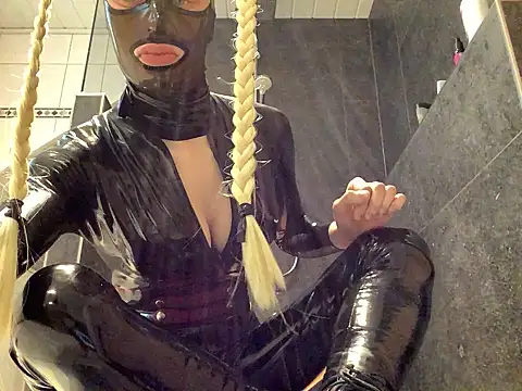 latexluisa online show from April 15, 2:46 pm