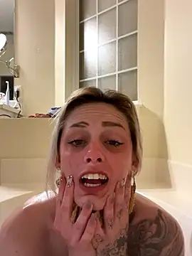 Snapshot of BriTaySayy chatting on October 26, 8:59 pm BriTaySayy online show from October 26, 8:59 pm