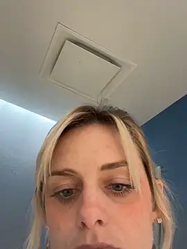 Snapshot of BriTaySayy chatting on October 28, 8:44 pm BriTaySayy online show from October 28, 8:44 pm