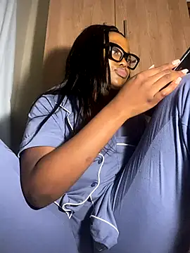 Snapshot of Moonzy77 chatting on October 24, 9:44 pm Moonzy77 online show from October 24, 9:44 pm