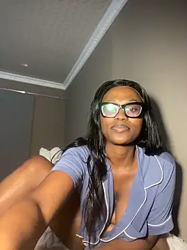 Snapshot of Moonzy77 chatting on November 10, 12:09 am Moonzy77 online show from November 10, 12:09 am